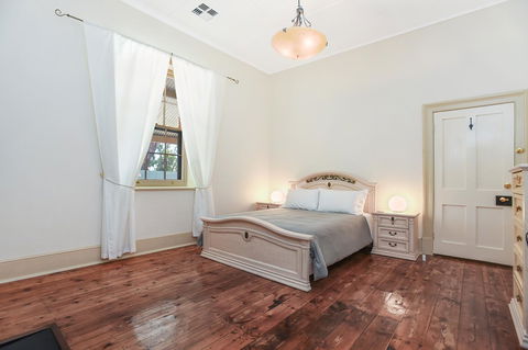 Wellington Courthouse - Goulburn Accommodation 4