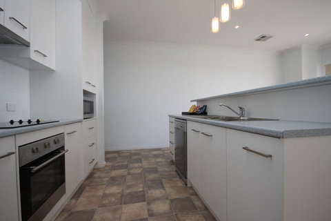 Wallaroo Marina Apartments - Goulburn Accommodation 24
