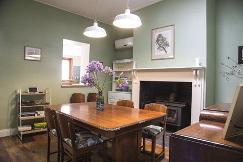 Wayfarers Cottage - Goulburn Accommodation 6