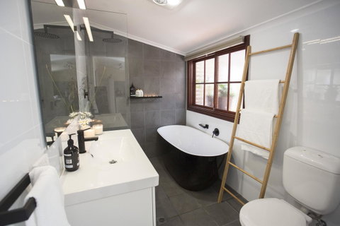 Wayfarers Cottage - Goulburn Accommodation 3