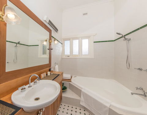 The Tudor House - Goulburn Accommodation 15