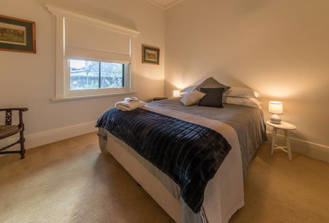 The Tudor House - Goulburn Accommodation 11