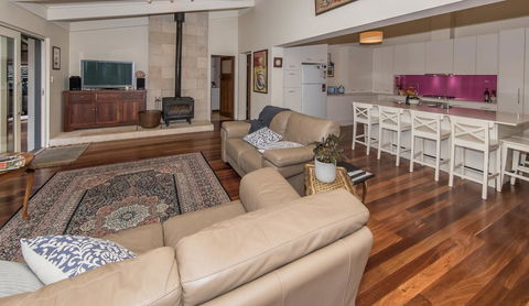 The Tudor House - Goulburn Accommodation 5