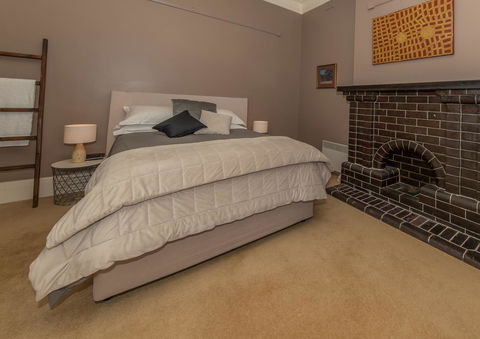 The Tudor House - Goulburn Accommodation 12