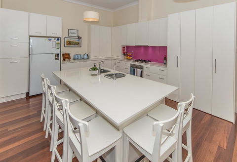 The Tudor House - Goulburn Accommodation 8
