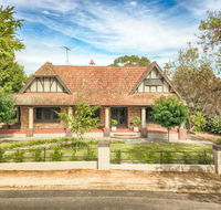 The Tudor House - Goulburn Accommodation