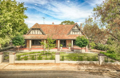 The Tudor House - Goulburn Accommodation 0