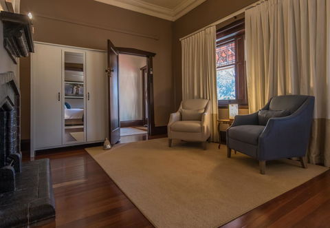 The Tudor House - Goulburn Accommodation 3