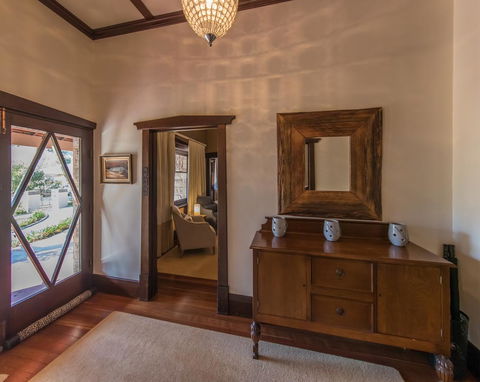 The Tudor House - Goulburn Accommodation 4
