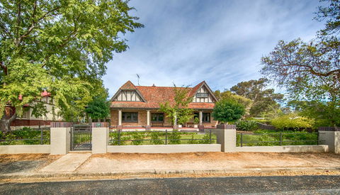 The Tudor House - Goulburn Accommodation 21