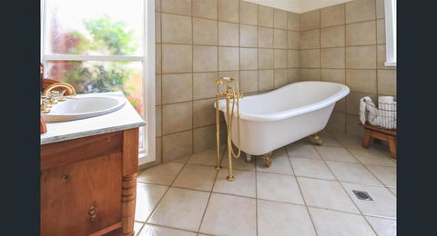 Ambrosia Holiday Home - Goulburn Accommodation 9