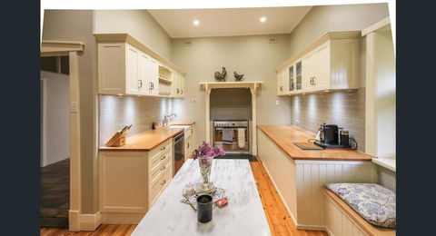 Ambrosia Holiday Home - Goulburn Accommodation 24
