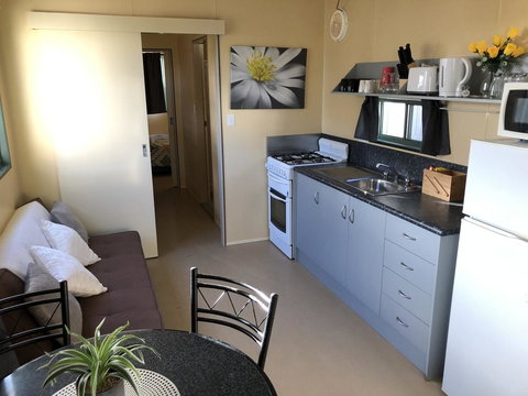 Rocks Retreat Cabin - Dolphin - Goulburn Accommodation 6