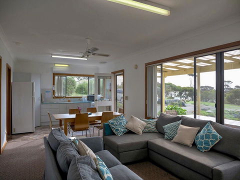 Emu Bay Holiday Homes - Goulburn Accommodation 7