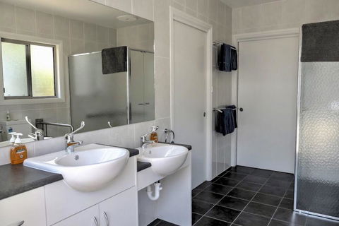 Emu Bay Holiday Homes - Goulburn Accommodation 14