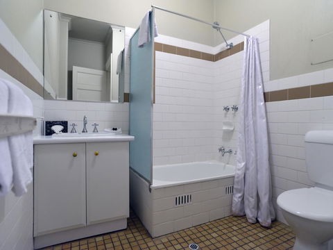 Mansions On Pulteney - Goulburn Accommodation 8