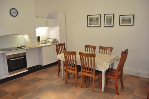 Jacaranda Cottage - Goulburn Accommodation 9