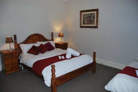 Jacaranda Cottage - Goulburn Accommodation 7