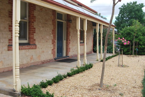 Jacaranda Cottage - Goulburn Accommodation 12