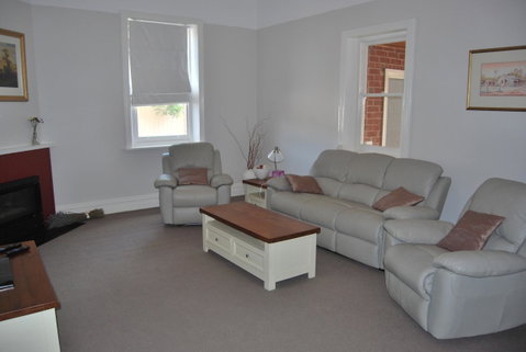 Jacaranda Cottage - Goulburn Accommodation 6
