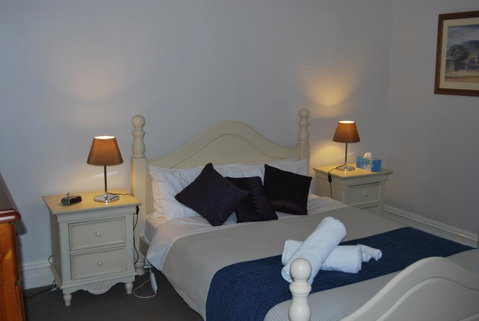 Jacaranda Cottage - Goulburn Accommodation 4