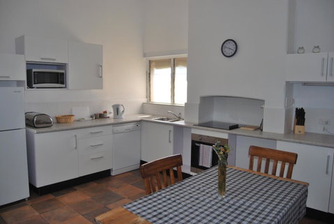 Jacaranda Cottage - Goulburn Accommodation 8