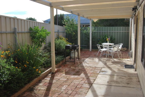 Jacaranda Cottage - Goulburn Accommodation 5