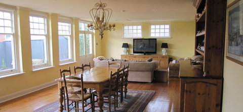 Gainsborough Cottage - Goulburn Accommodation 7