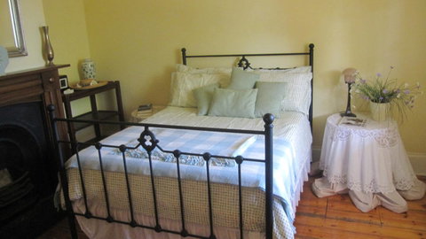 Gainsborough Cottage - Goulburn Accommodation 4