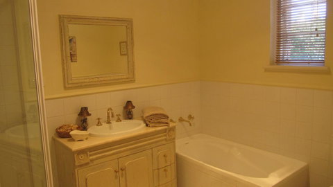 Gainsborough Cottage - Goulburn Accommodation 6