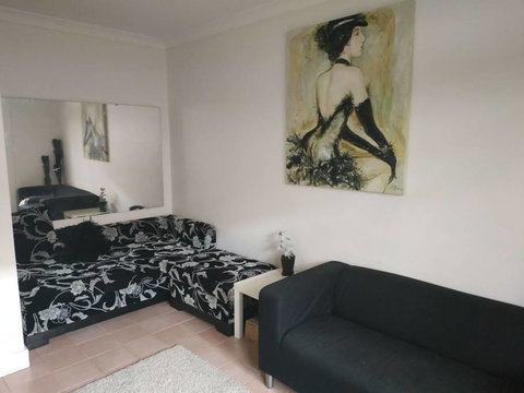 Diamond On Olive - Goulburn Accommodation 2