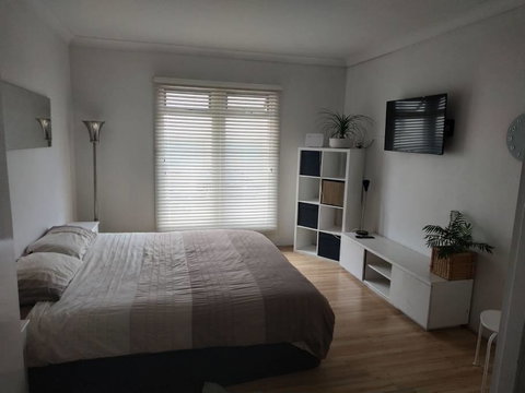 Diamond On Olive - Goulburn Accommodation 3