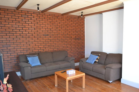 Prospect Holiday House - Goulburn Accommodation 4