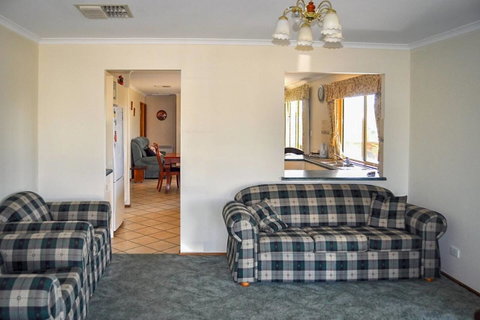 Baywatch - Goulburn Accommodation 5