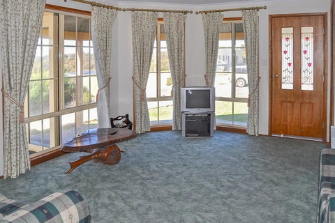 Baywatch - Goulburn Accommodation 2