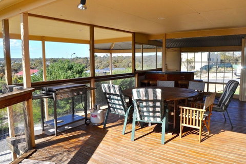 Baywatch - Goulburn Accommodation 9