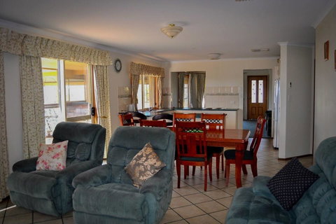 Baywatch - Goulburn Accommodation 15