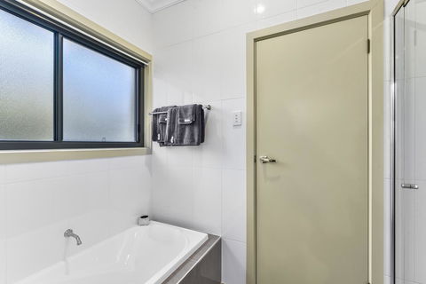 Accommodation On Lansell 2 - Goulburn Accommodation 11