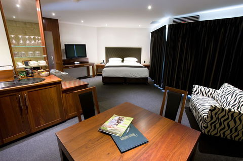 The Commodore - Goulburn Accommodation 10