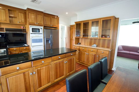 The Commodore - Goulburn Accommodation 21