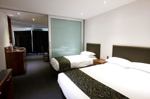 The Commodore - Goulburn Accommodation 9