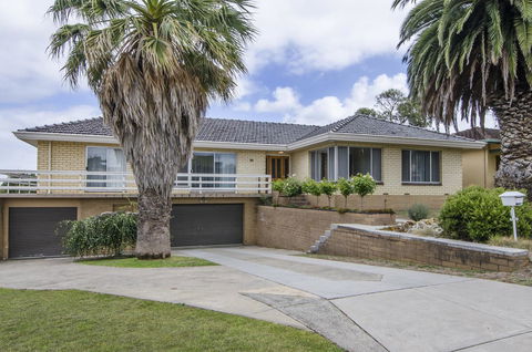The Commodore - Goulburn Accommodation 19