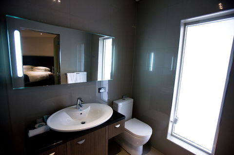 The Commodore - Goulburn Accommodation 13