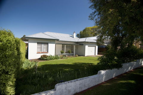 The Commodore - Goulburn Accommodation 20