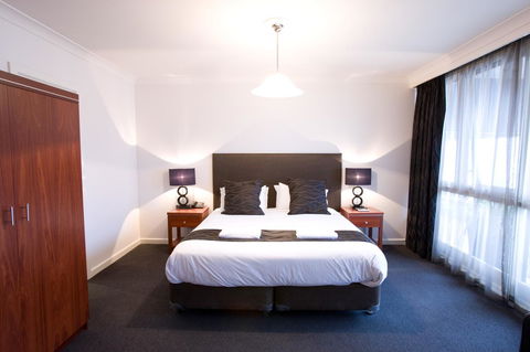 The Commodore - Goulburn Accommodation 7