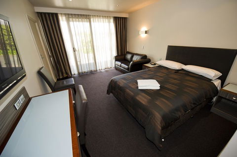 The Commodore - Goulburn Accommodation 5