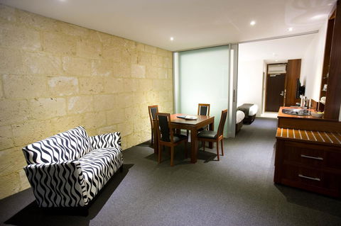 The Commodore - Goulburn Accommodation 12