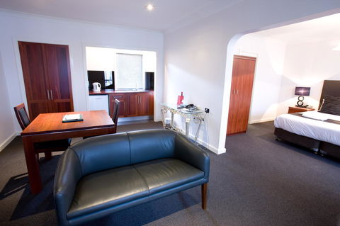 The Commodore - Goulburn Accommodation 32