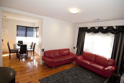 The Commodore - Goulburn Accommodation 15