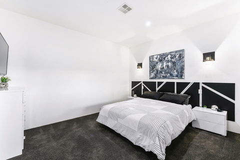 KENNEDY EXECUTIVE TOWNHOUSE - Goulburn Accommodation 2